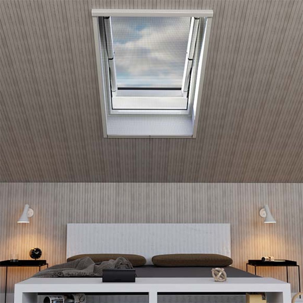 Photo d'une chambre ayant une fenêtre de toit avec une moustiquaire, au dessus d'un lit deux places